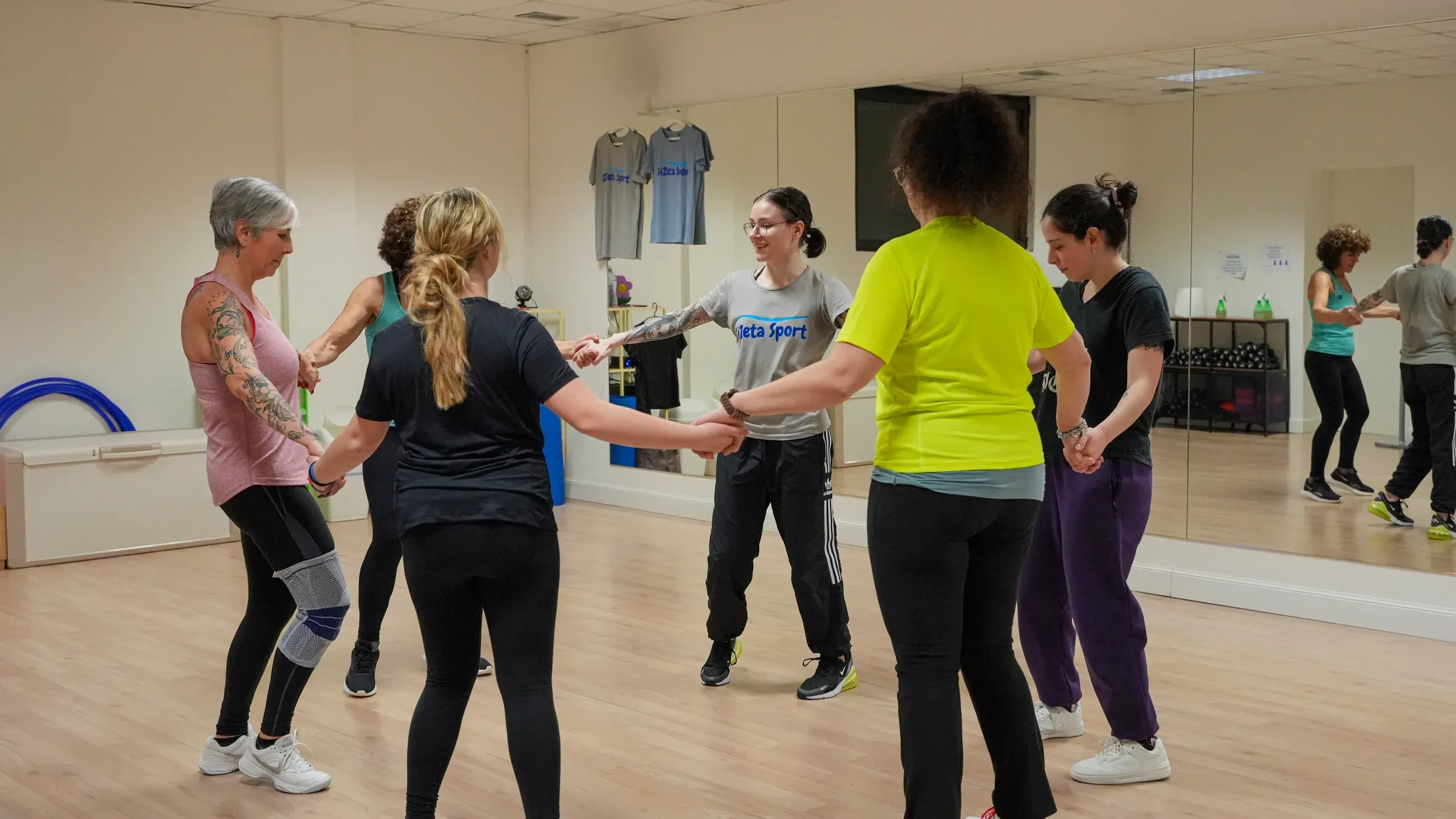 Le persone di GiZeta Sport insieme durante un'attività di gruppo nella sala corsi