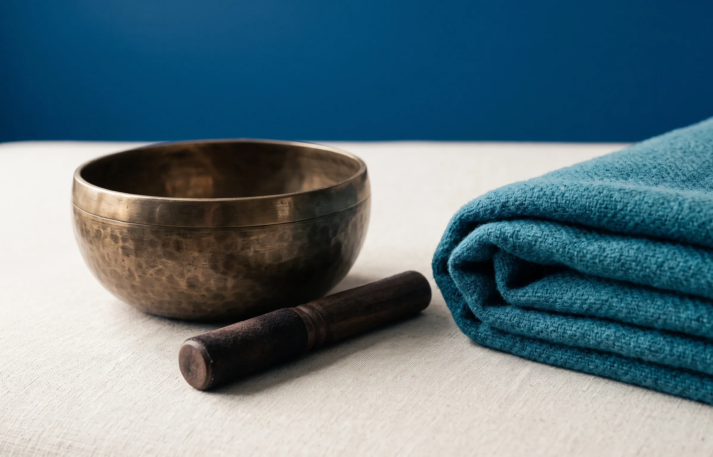 Atmosfera raccolta con campana tibetana e telo, per una pratica di Holistic Yoga Walking