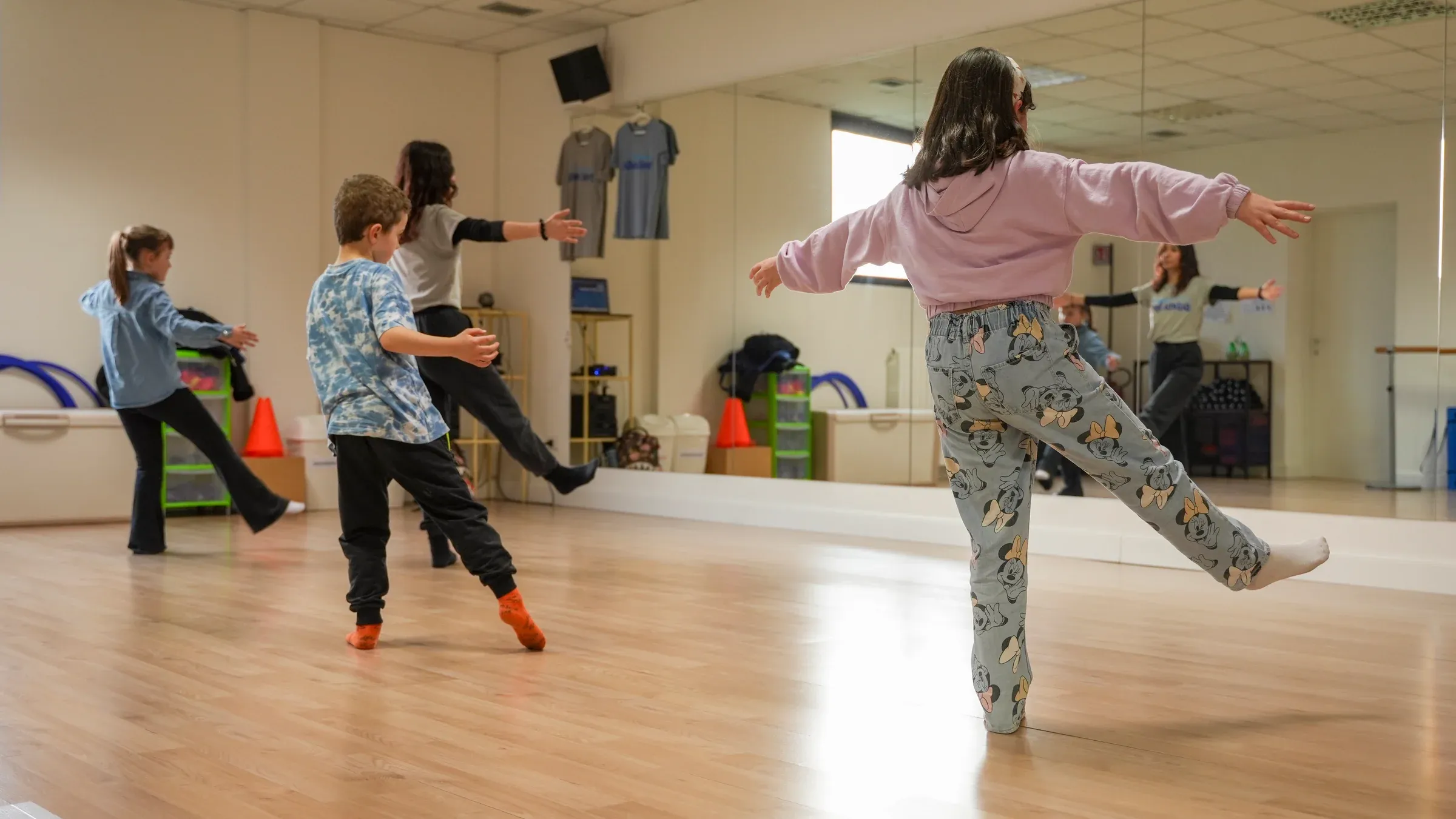 Ragazza in posa durante una lezione di danza moderna nella sala GiZeta Sport