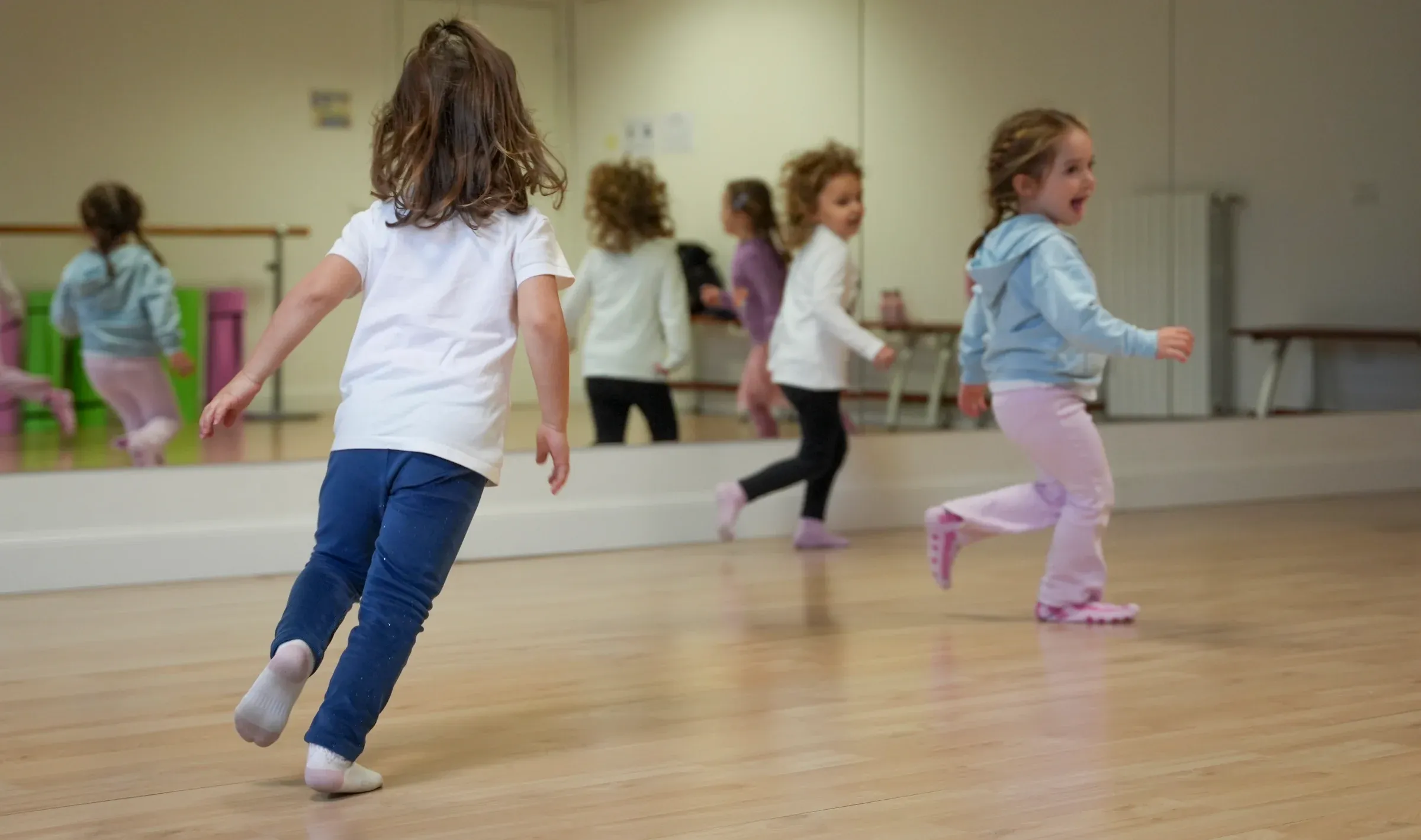 Bambine a una lezione di danza propedeutica nella sala GiZeta Sport