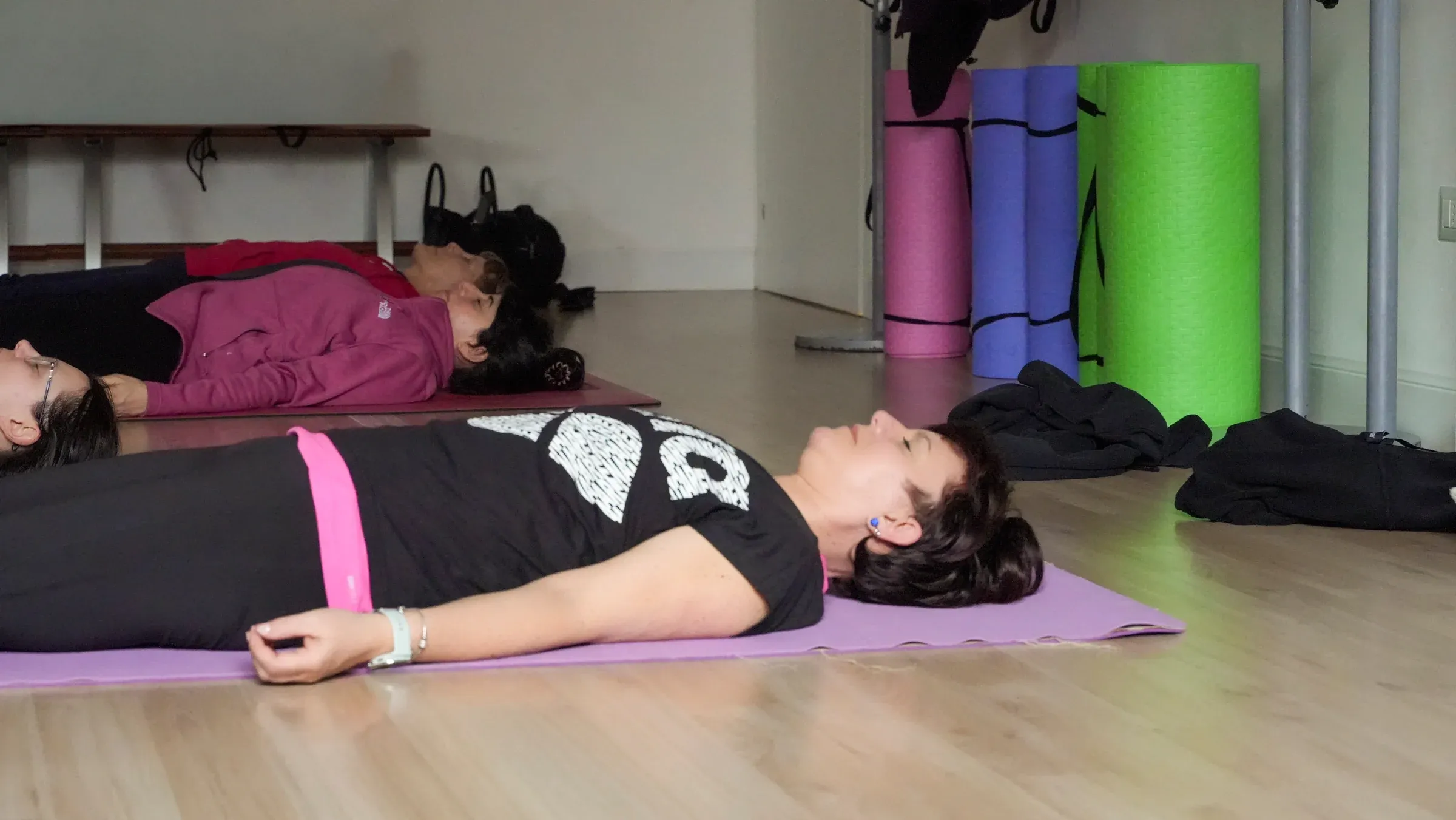 Momento di rilassamento a fine lezione di ginnastica dolce da GiZeta Sport