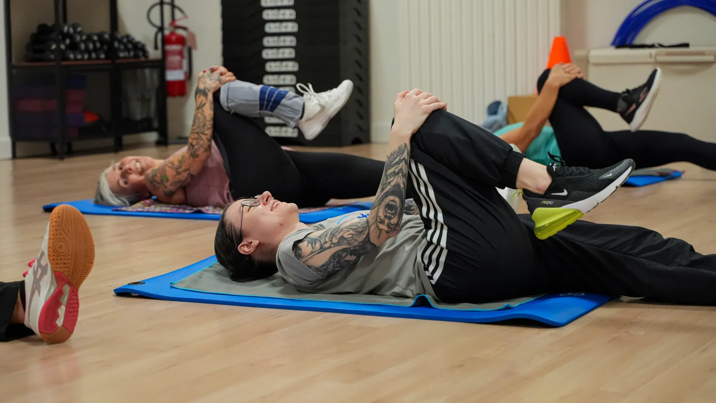 Esercizio di controllo a terra durante una lezione di pilates da GiZeta Sport