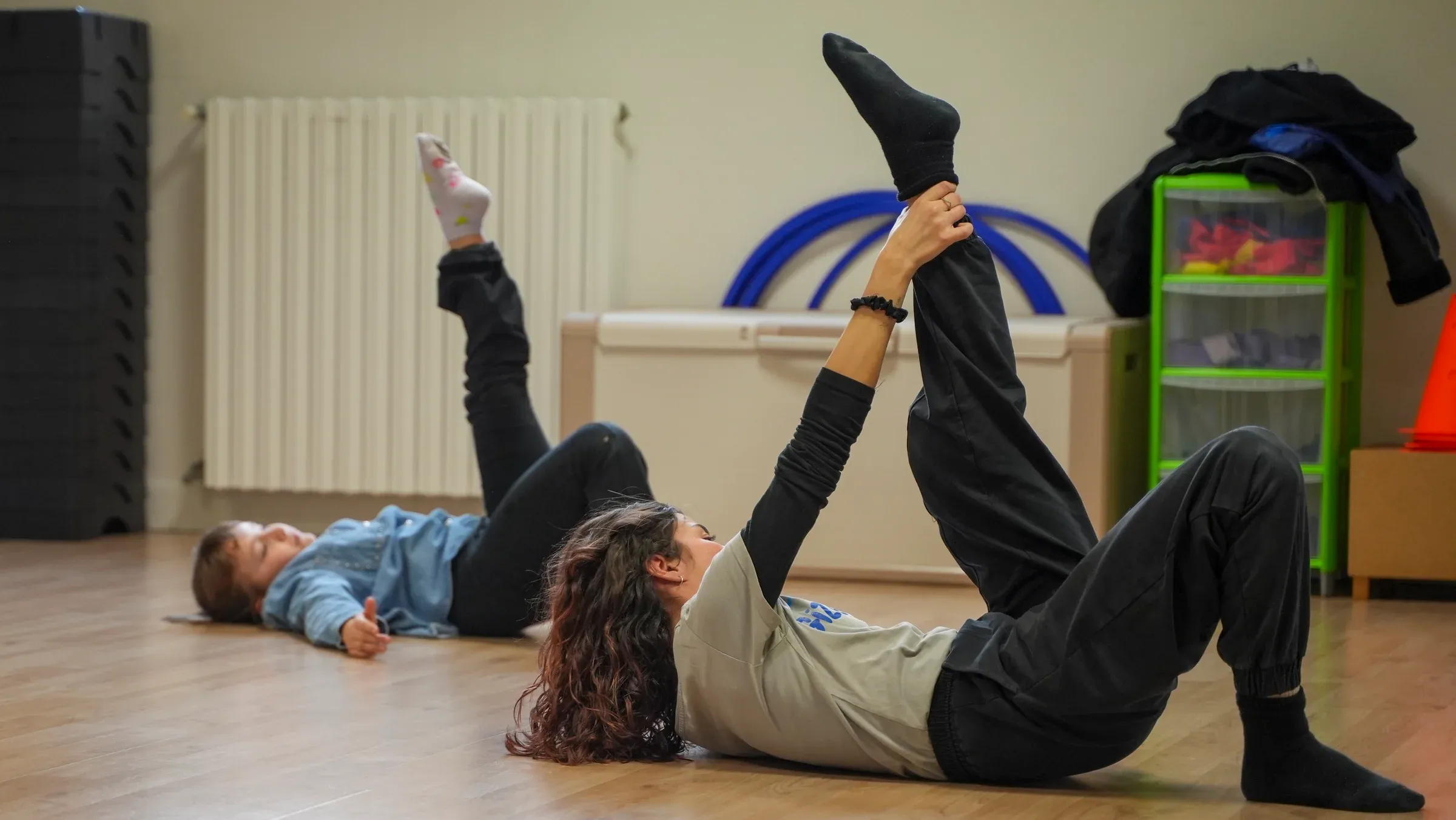 Lezione di postural fit con le gambe sollevate a terra da GiZeta Sport